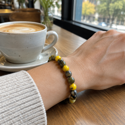 Bransoletka Grass Yellow Stone na nadgarstku, lifestyle restauracja
